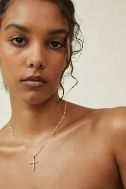 Rubi Pendant Necklace